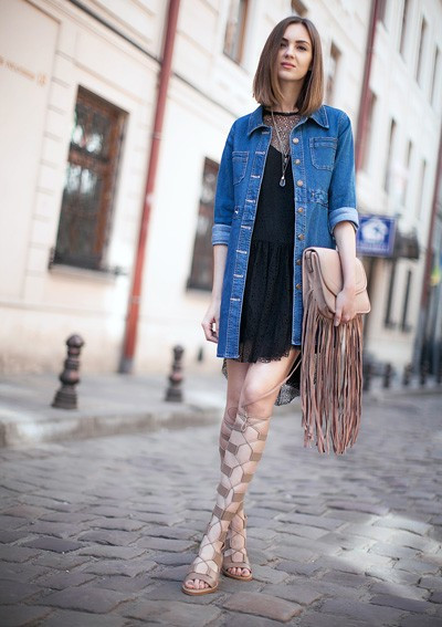 8. Khoác ngoài váy đầm. Tận dụng sơmi denim dáng dài để khoác ngoài, những kiểu váy đầm duyên dáng trở nên mạnh mẽ, nổi bật hơn hẳn.