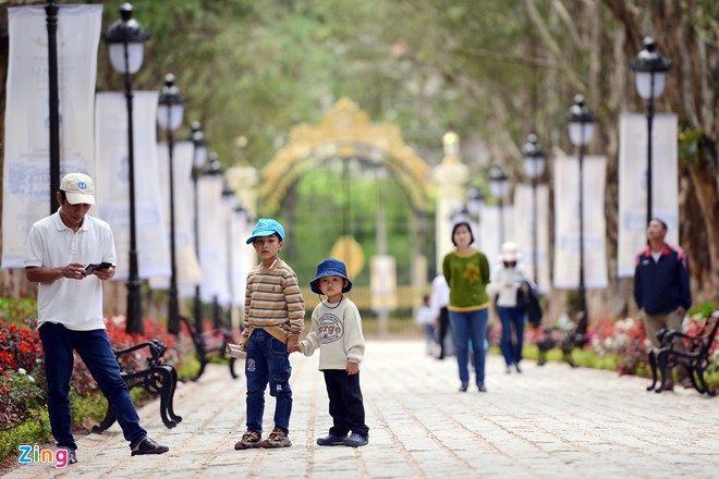 Ban quản lý cho biết từ nay đến hết tháng 9 sẽ miễn phí 100% vé vào cổng; trong tháng 10 giảm 50% giá vé cho khách tham quan.