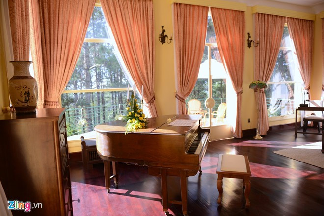 Giữa căn phòng có một cây đàn piano. Sau hàng chục năm bị xuống cấp, tháng 12/2014, UBND tỉnh Lâm Đồng đã quyết định trùng tu nâng cấp Dinh 1 và tới giữa tháng 9 đã hoàn thành giai đoạn 1.