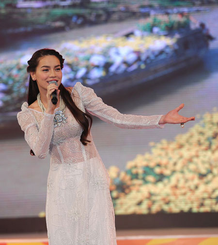 Hồ Ngọc Hà diện áo dài mỏng gây nhức mắt vạn người nhìn.