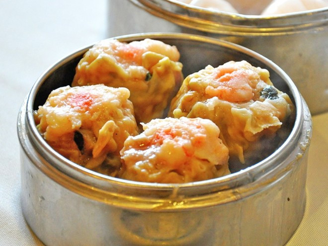 Shumai là món ăn có xuất xứ từ Quảng Đông, một loại bánh bao nhân tôm, cua hoặc thịt lợn cùng nhiều loại rau.