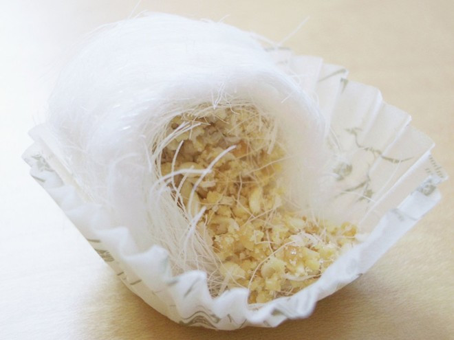 Kẹo râu rồng không chỉ là món ăn vặt ngọt ngào, mà còn là một nghệ thuật thủ công truyền thống. Như một kén nhộng màu trắng, kẹo được làm từ đường và mạch nha, cùng với lạc, vừng và dừa tươi.
