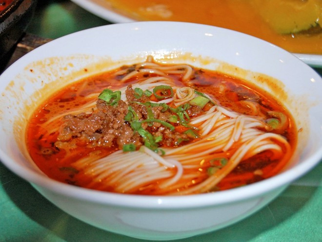 Là món đặc sản phổ biến ở hè phố Tứ xuyên, món mì dan dan mein với nước dùng sa tế cay, thịt băm và dưa muối rất phù hợp với những người thích ăn cay.