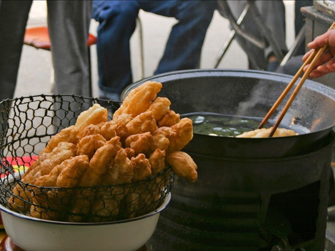 Quẩy là món thường được ăn kèm cháo hoặc các món có nước dùng, được bày bán trên phố xá khắp Trung Quốc.