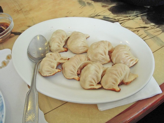 Có thể coi guo tie là “con lai” giữa hai món ăn phổ biến ở Trung Quốc: sủi cảo và bánh bao rán. Phần nhân của loại bánh này rất phong phú, từ tôm, thịt lợn, tới thịt bò, trộn cùng bắp cải, gừng và hành.