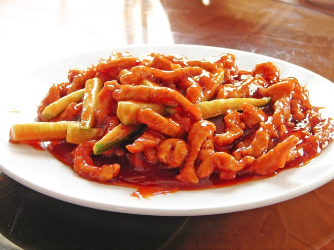 Thịt lợn chua ngọt làm đúng cách sẽ có lớp ngoài giòn và phần bên trong mềm. Thịt được trộn với một loại nước sốt chua ngọt, tạo vị ngon hấp dẫn.