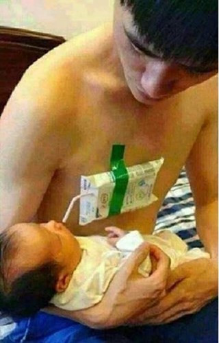 Cách cho con uống sữa độc đáo khi mẹ vắng nhà.