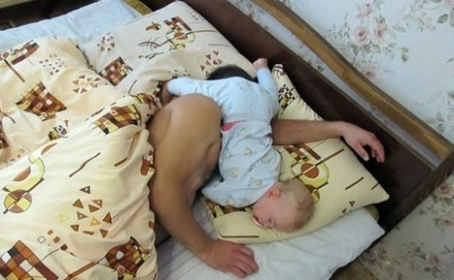 Ông bố tuyệt vời của năm, vẫn ngủ ngon lành như không có chuyện gì cả.