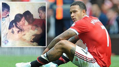 Quả bóng đầu tiên của Depay là do cha tặng. Ông Dennis Depay cho hay, ông chính là người mua tặng cho Memphis Depay quả bóng đầu tiên và hướng cậu con trai của mình theo nghiệp bóng đá. Tuy vậy, do ông Dennis Depay rời khỏi gia đình khi Memphis Depay mới 4 tuổi nên cho tới thời điểm này, hai người không còn liên lạc với nhau.