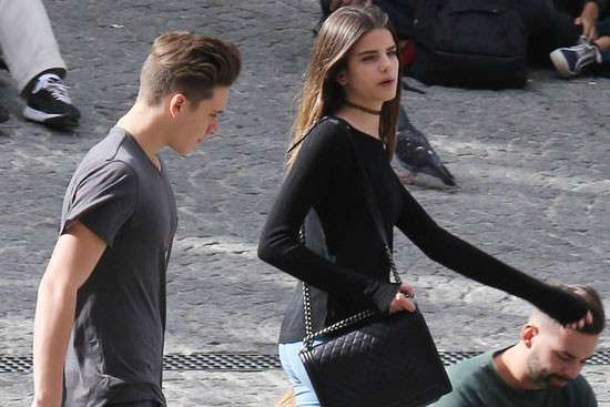 Lộ diện bạn gái bí ẩn của cậu cả nhà Beckham. Bóng hồng được cho là bạn gái của Brooklyn Beckham có tên Sonia Ben Ammar, mới 16 tuổi và là một nữ diễn viên trẻ của Pháp. Cách đây ít ngày, báo chí đã chộp được hình ảnh Brooklyn và Sonia Ben cùng đi dạo ở đường phố Paris.
