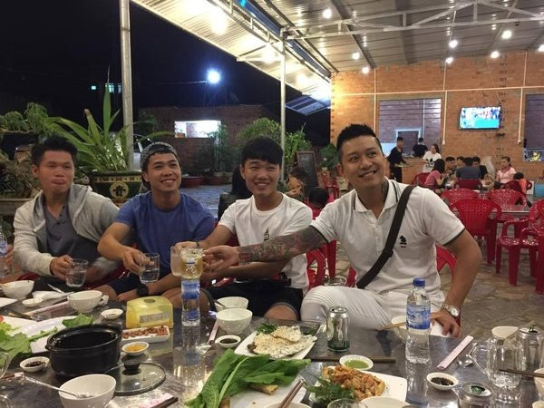Công Phượng đi "nhậu” cùng Tuấn Hưng. Tranh thủ đang ở Pleiku (Gia Lai) lưu diễn, ca sĩ Tuấn Hưng đã có cuộc gặp gỡ thân mật với Công Phượng cùng các đồng đội ở HAGL. Họ đã cùng ăn uống ở một quán nhậu tại trung tâm thành phố. Nói là đi ăn nhậu, nhưng Công Phượng và các đồng đội chỉ uống nước ngọt, chứ không dám động tới bia rượu.
