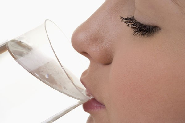 Việc uống nước tác động đến nhiều cơ quan trong cơ thể hơn là chỉ có miệng và họng. Ảnh: mouthfitness