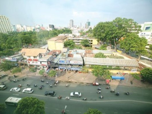 Mới đây nhất, UBND thành phố vừa chấp thuận đề xuất của Sở Kế hoạch và Đầu tư về đấu thầu lựa chọn nhà đầu tư thực hiện dự án khu tam giác Trần Hưng Đạo - Nguyễn Thái Học - Phạm Ngũ Lão, quận 1. Đây là khu đất đẹp nhất trong 20 khu đất vàng của TP HCM. Được biết, khu đất 3 mặt tiền Trần Hưng Đạo - Phạm Ngũ Lão - Nguyễn Thái Học này có diện tích 13.110 m2 được mệnh danh là "tam giác vàng", nằm ngay “lá phổi” của thành phố là công viên 23/9. Khu vực này trong tương lai không xa sẽ là đầu mối giao thông quan trọng nhất của các tuyến metro đang và sẽ được đầu tư. Ngoài ra, từ lâu thành phố cũng đã quy hoạch đầu tư xây dựng dự án Nhà hát đa năng TP HCM nằm đối diện khu đất này.