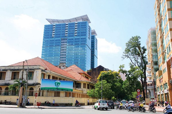 Khu đất vàng 164 Đồng Khởi trước đó đã được một liên danh trúng thầu là Hongkong Land và Sumitomo & Development trả lại cho thành phố. Hiện khu đất này đang nằm trong kế hoạch tái đấu thầu để chọn nhà đầu tư mới.