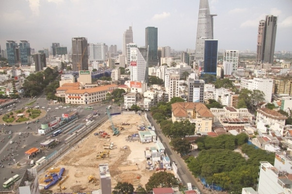 Từ năm 2008 Tập đoàn Bitexco cũng đã trúng thầu và đang đầu tư khu phức hợp thương mại cao cấp The One tại Khu tứ giác Bến Thành này. Tập đoàn này đã trở thành nhà đầu tư của khu đất vàng Bệnh viện Sài Gòn từ lâu, nằm ngay vòng xoay trước chợ Bến Thành. Bitexco cũng trở thành nhà đầu tư đang “ôm” nhiều đất vàng nhất khi sở hữu cả Khu tứ giác Nguyễn Cư Trinh rộng 600.000m2 để đầu tư dự án khu thương mại, văn phòng và khu căn hộ cao cấp.