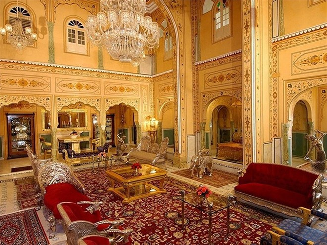 Shahi Mahal Suite at Raj Palace, Jaipur (Ấn Độ): Nội thất dát vàng, có quản gia và đầu bếp riêng, nhà hát riêng. Giá 40.000 USD/đêm.
