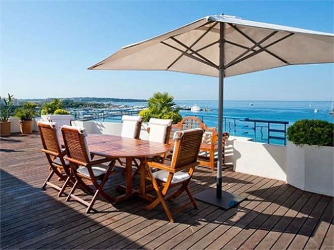 Penthouse Suite (Grand Hyatt Cannes), Pháp: Phòng tắm lát đá cẩm thạch, ban công rộng nhìn ra biển Địa Trung Hải. Giá 37.500 USD/đêm.