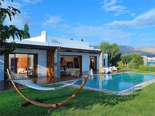 Royal Villa Grand Resort Lagonissi, Athens-Sounion (Hy Lạp): Phòng nghỉ có bể bơi riêng, có huấn luyện viên thể dục và đầu bếp riêng, máy bay riêng. Giá 47.000 USD/đêm.