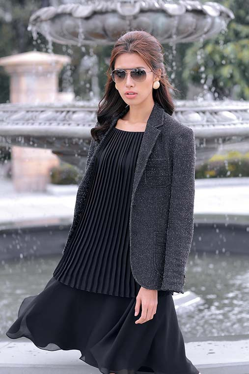 Sau thành công tại Tuần lễ thời trang New York – Mỹ, siêu mẫu Minh Tú trình làng bộ ảnh mới khi hóa thân thành quý cô văn phòng sành điệu trong trang phục của nhà thiết kế Chung Thanh Phong.