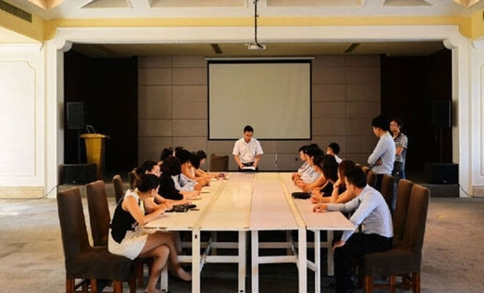 Mỗi sáng, người quản lý sẽ điều hành cuộc họp thông báo về diễn biến thị trường bất động sản và giải pháp để đạt mục tiêu.