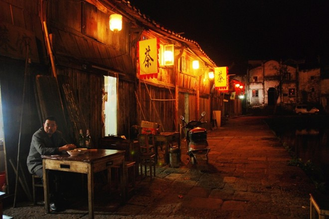 Du khách tới đây có thể thưởng thức những món ăn đặc trưng của làng như các món ăn Kim Hoa, rau dại, bánh nướng Khổng Minh, rượu Mai Giang ... để cảm nhận sâu hơn cuộc sống của nông thôn Trung Quốc. Ảnh: Baike.