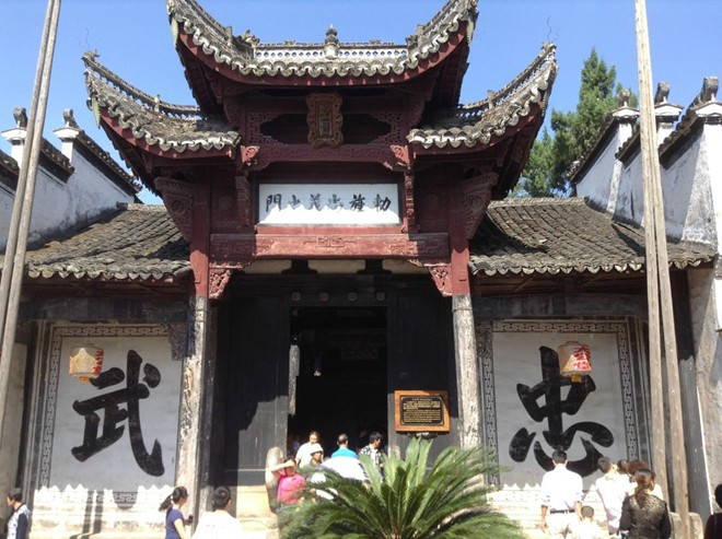 Ven hồ Chuông, người dân trong thôn xây dựng 2 từ đường thờ Gia Cát Lượng, là Đại công đường và Thừa tướng từ đường với pho tượng Khổng Minh bằng đồng đang cầm quạt lông ngỗng, tư thế thanh thoát, thần thái trang nghiêm. Hai công trình này là nơi thờ tự Khổng Minh duy nhất từ thời Minh nay vẫn còn giữ được nguyên hiện trạng. Ảnh: Sina.