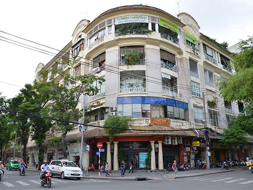 Khu đất vàng 164 Đồng Khởi: Từ năm 2007, UBND TP HCM đã quy hoạch 20 ô phố thuộc những vị trí đất vàng để kêu gọi nhà đầu tư phát triển dự án ở quy mô lớn. Trong ảnh là một góc khu đất vàng 164 Đồng Khởi, đoạn Đồng Khởi - Lý Tự Trọng, quận 1 - đối diện Nhà thờ Đức Bà.