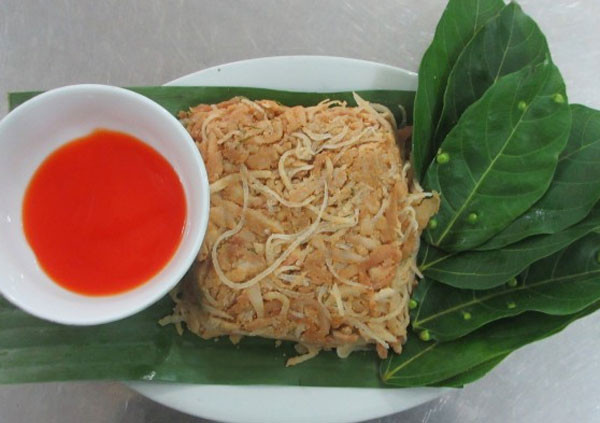 Ăn kèm với nem là lá sung, đinh lăng chấm với nước tương vàng chứ không phải là nước mắm như một số loại nèm khác. Bạn có thể dùng chính lá sung hoặc bánh đa nem để cuốn. Các cơ sở làm Nem Phùng gia truyền nổi tiếng: Nem Phùng Thái Cam, Nem Phùng Bà Mắm, Nem Phùng Hảo Cường, Nem Phùng Bà Hải Phở…