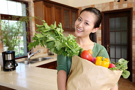 Đàn ông thích gì ở phụ nữ? Đó là khả năng nấu nướng. Không cần phải biết quá nhiều món, chỉ cần bạn thuần thục những thao tác đơn giản trong gian bếp, điều đó cũng là điểm thu hút phái mạnh đáng kể. Phụ nữ luôn có một nét đẹp mà hầu hết đàn ông thích khi thấy họ tất bật chuẩn bị cho mâm cơm bốc khói.