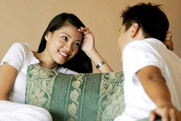 Cái họ cần là một người phụ nữ sẵn sàng lắng nghe những tâm sự thường ngày - điều mà với đàn ông không hề dễ dàng nói ra chút nào cả. Đôi khi, chỉ cần bạn ngồi đấy, im lặng và lắng nghe thôi, cũng đủ khiến họ cảm kích lắm rồi.