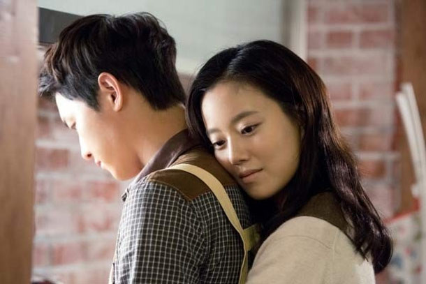 Biết lắng nghe. Khi chàng chịu chia sẻ đã là thành công cho bạn rồi. Vấn đề còn lại bạn có phải là người biết lắng nghe, chia sẻ hay không. Bất kì một người đàn ông nào cũng đều tồn tại một sự ích kỷ nhất định. Họ không muốn, thậm chí không thích ai “lên mặt” với mình, hoặc chỉ đơn giản thốt ra những câu mang tính “ta đây biết rồi”, mặc dù điều bạn nói chẳng phải sai.