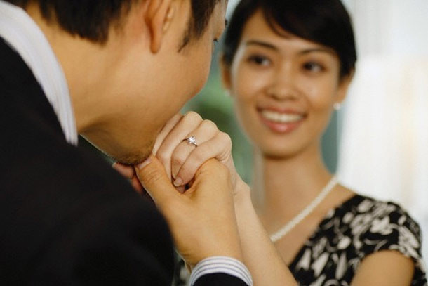 Biết quan tâm người khác. Không một chàng trai nào mà không thích được quan tâm bởi con gái cả. Ngoài những câu nói “cửa miệng” thì điều quan trọng hơn hết là cách bạn chứng minh bằng hành động.