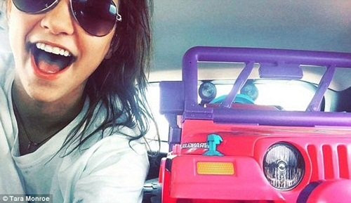 “Charlene” không những giúp Tara di chuyển một cách dễ dàng hơn, chiếc xe màu hồng tím nhỏ xíu còn khiến cô nàng cực kỳ nổi bật và thu hút sự chú ý. Bất cứ ai nhìn thấy cảnh tượng một cô sinh viên trẻ trung, cao lớn ngồi trên một chiếc ô tô đồ chơi để di chuyển cũng đều phải ngoái nhìn.