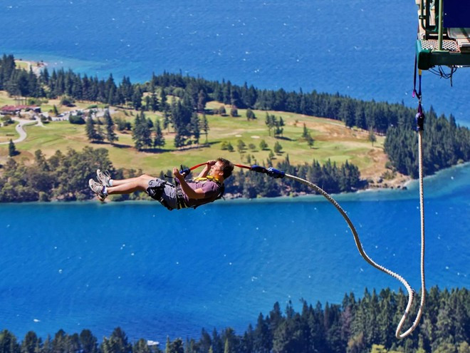 New Zealand đem lại nhiều trải nghiệm thú vị cho những khách du lịch độc hành, từ nhảy bungee, đi thuyền, đạp xe tới leo núi... Bạn sẽ bận rộn với nhiều điều để khám phá tới mức không còn để ý là mình đi một mình.