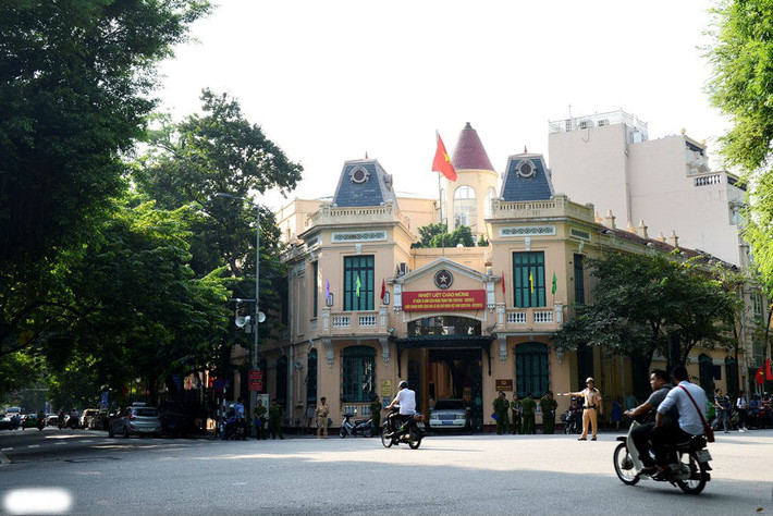 4. Các ngã tư lớn khi đoàn đi qua luôn là địa điểm được chờ đợi của đông đảo người dân. Bốt Hàng Trống (Trung tâm chỉ huy của Cảnh sát Pháp tại Hà Nội trước 1945), nay là Trụ sở Công an quận Hoàn Kiếm nằm tại ngã tư Hàng Khay - Tràng Thi - Bà Triệu - Lê Thái Tổ, nơi đoàn đi qua.