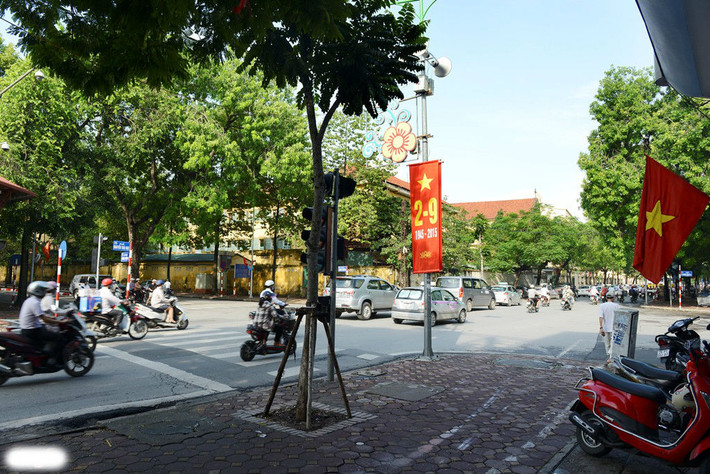 Vỉa hè tại ngã năm này là nơi duy nhất người dân có thể bao quát trọn vẹn các khối diễu binh. Bởi tại đây đoàn sẽ chia làm hai hướng ngược chiều nhau, một đoàn tiến về Nhà hát Lớn, một đoàn thẳng tới phố Liễu Giai.