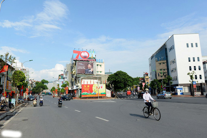 7. Với đoàn diễu binh diễu hành thứ hai, sau khi rẽ từ đường Hùng Vương ra Nguyễn Thái Học, điạ điểm lý tưởng đầu tiên là ngã ba Kim Mã - Nguyễn Thái Học - Sơn Tây. Khu vực này thoáng rộng, ít cây cối, người dân có nhiều chỗ đứng hơn phố Nguyễn Thái Học.