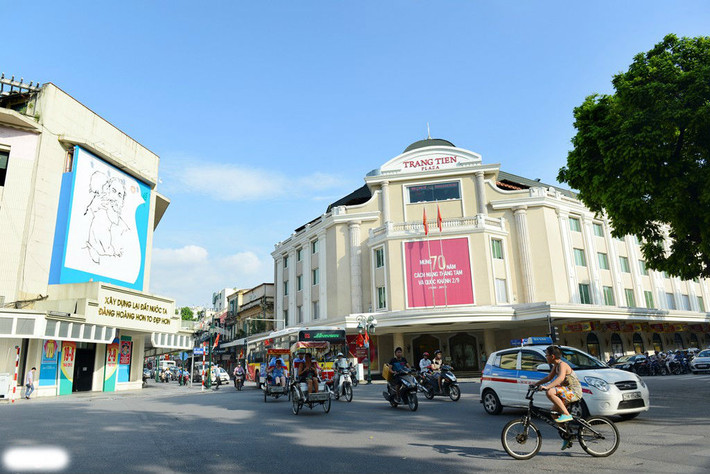 5. Tràng Tiền Plaza tại ngã tư Hàng Khay - Tràng Tiền - Hàng Bài - Đinh Tiên Hoàng cũng là một địa điểm lý tưởng.