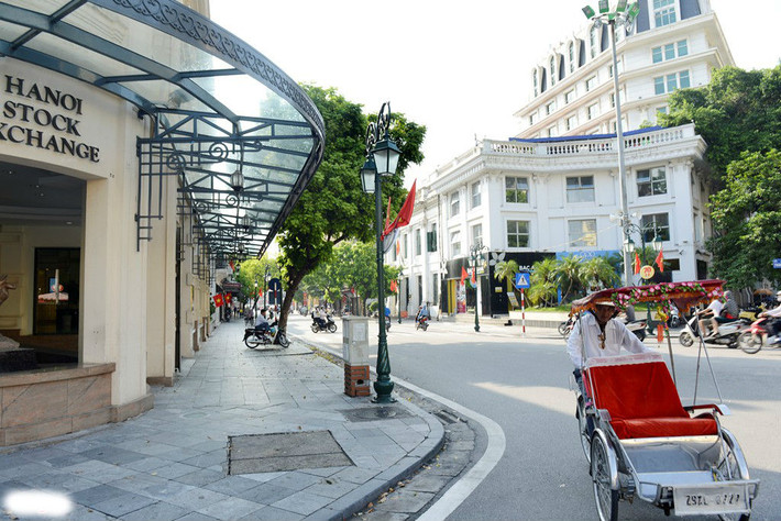 6. Địa điểm thuận lợi khác đó là trước cửa trụ sở Sở Giao dịch Chứng khoán Hà Nội tại nút giao Tràng Tiền - Phan Chu Trinh.