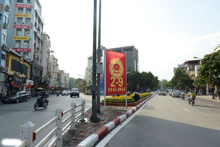 Với không gian rộng, thoáng không bị cây cối che khuất, nhiều nhà cao tầng, người dân sẽ tìm được nhiều chỗ đứng thuận lợi cho mình.
