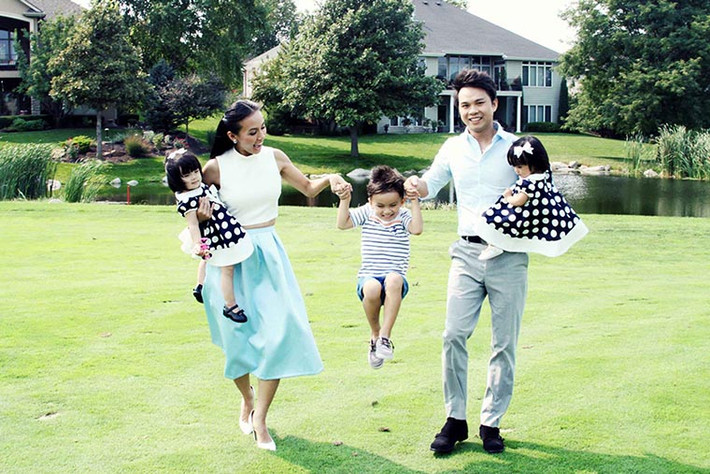 Với ngoại hình thon thả, ít ai nghĩ rằng Huyền Ny đã là gái ba con. Chính vì thế những hình ảnh về tổ ấm của nữ MC này liên tục được cư dân mạng tìm kiếm. Mới đây, Huyền Ny đã hào phóng chia sẻ thêm hình ảnh về ba thiên thần của mình.
