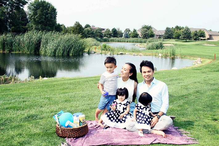 Theo đó, người đẹp đã lập gia đình cách đây 10 năm với mối tình đầu là chàng bác sĩ nha khoa. Cô sinh con đầu lòng năm 2007 và sinh thêm hai bé gái sinh đôi vào năm 2011.