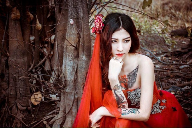 Tháng 4 vừa qua, Đậu Thị Kim Thoa (22 tuổi, quê Nghệ An) trở thành tâm điểm chú ý trên mạng khi đưa ra quan điểm "dùng hình xăm thay trang sức mỗi khi ra đường". Nếu các cô gái khác làm đẹp bằng phụ kiện như dây chuyền, nhẫn... thì Thoa lại thích để lộ các họa tiết trên cơ thể. Năm 17 tuổi, Kim Thoa quyết định xăm 3 ngôi sao trên cánh tay với mong muốn gặp may mắn trong cuộc sống. Hiện tại, cô sở hữu 13 họa tiết. Với 9X xứ Nghệ, cô không ghi dấu theo phong trào, mỗi hình trên người Thoa đều là một câu chuyện, hay cột mốc kỷ niệm với tình yêu, gia đình.