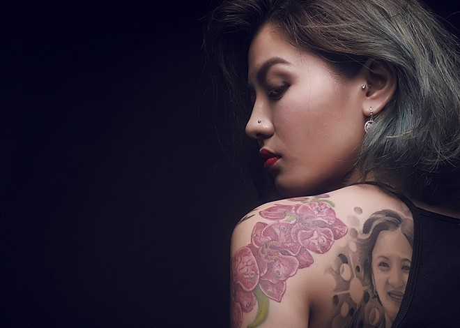 Nguyễn Mỹ Linh (28 tuổi) hiện là thợ xăm tại TP HCM. Đầu năm, Mỹ Linh thu hút sự quan tâm trên mạng nhờ hình chân dung mẹ mình trên lưng.