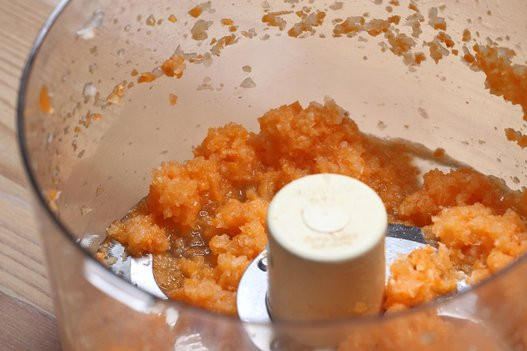 Cách làm sạch máy xay: Đổ nước ấm vào khoảng 1/2 máy xay. Thêm vào 1-2 giọt nước rửa chén. Thêm một nửa quả chanh, vỏ chanh sẽ giúp loại bỏ mùi hôi và làm sạch hết tất cả các vết bẩn. Đậy kĩ nắp và bật máy chạy trong vòng 20-30 giây. Rửa sạch lại với nước rồi phơi khô tự nhiên.