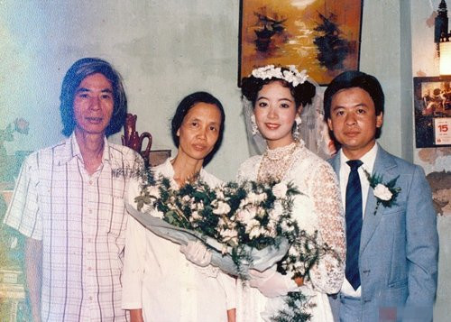 Ở thập niên những năm 80, ảnh màu khá đắt nên trong album ảnh cưới của nghệ sĩ Chiều Xuân chỉ có một số tấm đặc biệt mới được in màu.