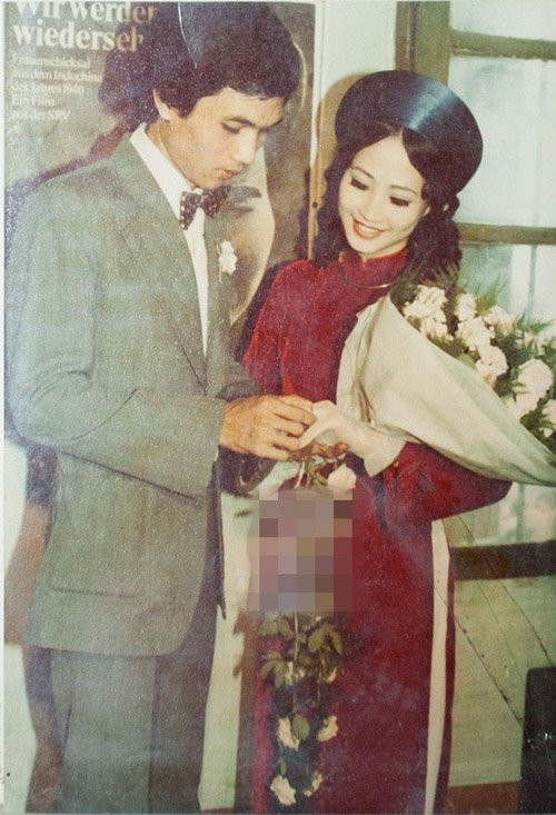 Ảnh cưới giản dị của NSND Như Quỳnh và nhiếp ảnh gia Hữu Bảo vào năm 1980. NSND Như Quỳnh là nữ diễn viên Việt gạo cội rất được yêu thích.
