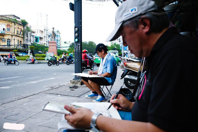 Các thành viên dành nhiều thời gian để trò chuyện, trao đổi góp ý cho các bức ký họa. Nơi đây không có khoảng cách về tuổi tác mà là sự giao lưu của những người cùng đam mê. Dự kiến, các kiến trúc sư sẽ ký họa tại các nhà cổ đường Trần Hưng Đạo, Nguyễn Trãi. Ngày 16/9, nhóm sẽ tổ chức triển lãm tại lầu 8, số nhà 141, đường D3, phường 25, quận Bình Thạnh (TP HCM).