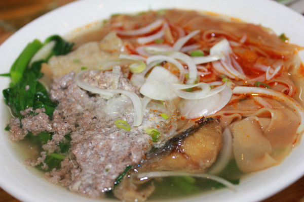 Bánh đa cua. Bánh đa cua đối với người Hải Phòng cũng phổ biến như phở ở Hà Nội, bún bò ở Huế hay hủ tiếu ở Sài Gòn vậy. Bất kể người sang kẻ hèn đều vừa miệng. Cua đồng, bánh đa, các loại rau như rau cần, rau nhút (rút) hợp nhau một cách đặc biệt tạo nên hương vị vừa thanh khiết lại đậm đà. Sợi bánh đa sẫm đỏ, gạch cua nâu hồng, cà chua đỏ, các loại rau xanh tươi, chả lá lốt, chả viên vàng nâu, rồi cả hành phi, hành lá nữa kết hợp với mùi thơm nồng nàn khiến người đang háu ăn phải rớt nước miếng.