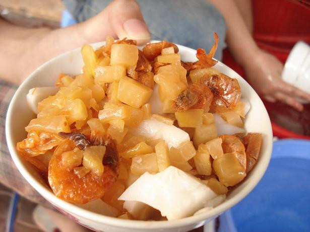 Bánh đúc tàu. Một bát bánh đúc tàu bao gồm phần bánh đúc cắt nhỏ, ăn cùng tôm, thịt, đu đủ rán kỹ, và nước mắm giấm được chan vào trong bát. Với hương vị vừa chua chua ngọt ngọt, lại có vị mặn và cay của dấm ớt, hương vị kết hợp trở nên thanh tao nhẹ nhàng, ấn tượng rất khó quên. Hàng lâu đời và nổi tiếng nhất là hàng ở gần ngã tư Cát Dài - Cát Cụt, hay quán bánh đúc ở chợ An Dương.